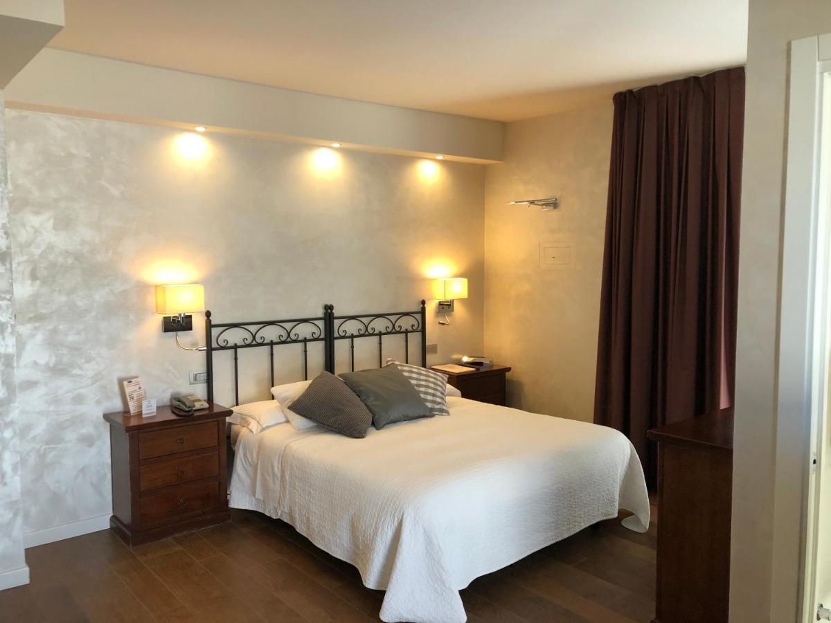 Hotel Ferro Di Cavallo パヴッロ・ネル・フリニャーノ エクステリア 写真